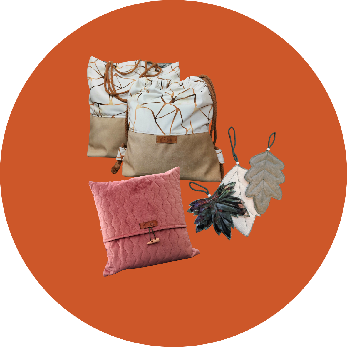 Produktkategorie Diverses outside the box umfasst verschiedene kreativen Porjekte und Produkte die aus Polsterstoffresten entstehen. Hier zu sehen Taschen und Rucksäcke, Kissenbezüge oder Wanddeko in Form von herbstlichen Polsterblättern