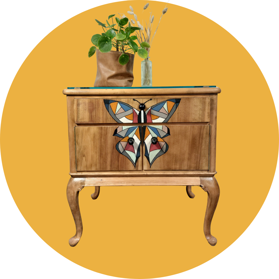 Die Kategorie Möbel und Polstermöbel umfasst jeglich restaurierten Möbel die bei Things Outside The Box entstehen. Auf dem Bild als Beispiel ein altes Schränkchen mit einem handgemalten Schmetterling Motiv