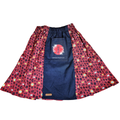Hanzo Aufguss Art Kilt für Saunameister, japanisches Muster mit Katzen und Kanji auf rotem Hintergrund, vorne ein schwarzer Streifen mit einer kleinen Tasche drauf, auf der Tasche das Hanzo Logo, unten ein kleines Logoetikett von Tiröwiki, Vorderansicht Gesamtansicht ohne Hintergrund