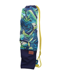 Kellentasche für Saunakellen, oben blau-grünes Muster mit Monstera und anderen Dschungelblättern, unten marineblauer Stoff mit einem Things Outside The Box Lederetikett. Gelbe Kordel. Vorderansicht ohne Hintergrund