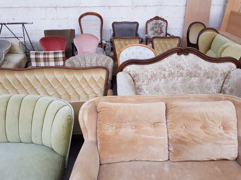 Über Jahre hinweg hat Galeria Mimo viele alte Möbel gesammelt die heute ein neues Leben bekommen. Die Warteschlange von Stühlen Sesseln und Sofas ist noch lang