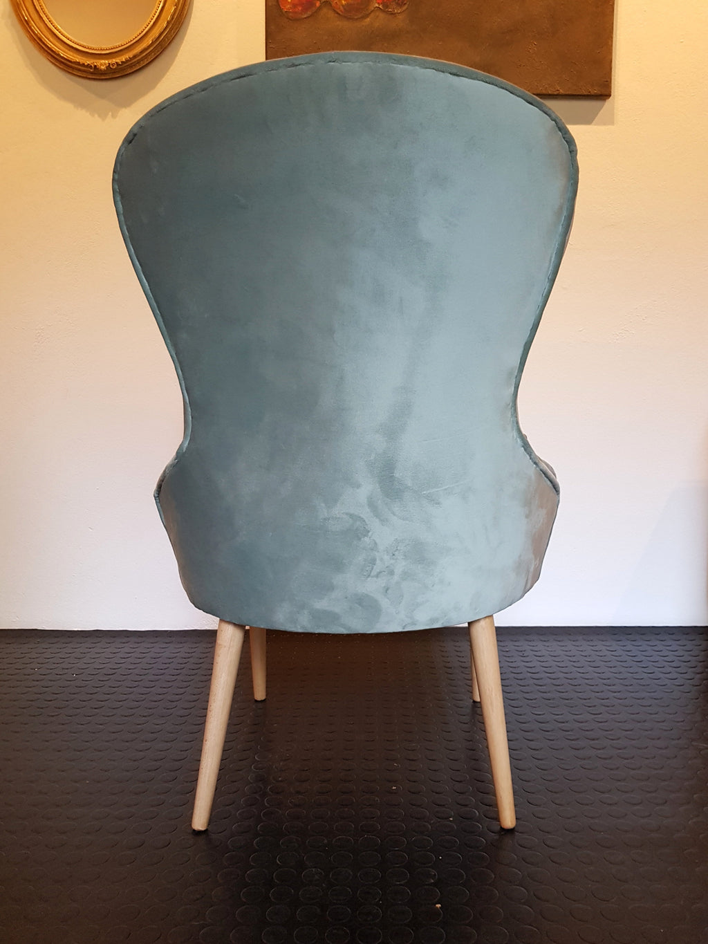 60er Jahre Sessel, neu gepolstert, mintgrüner Veloursstoff, Beine aus hellem Holz, Ansicht von hinten