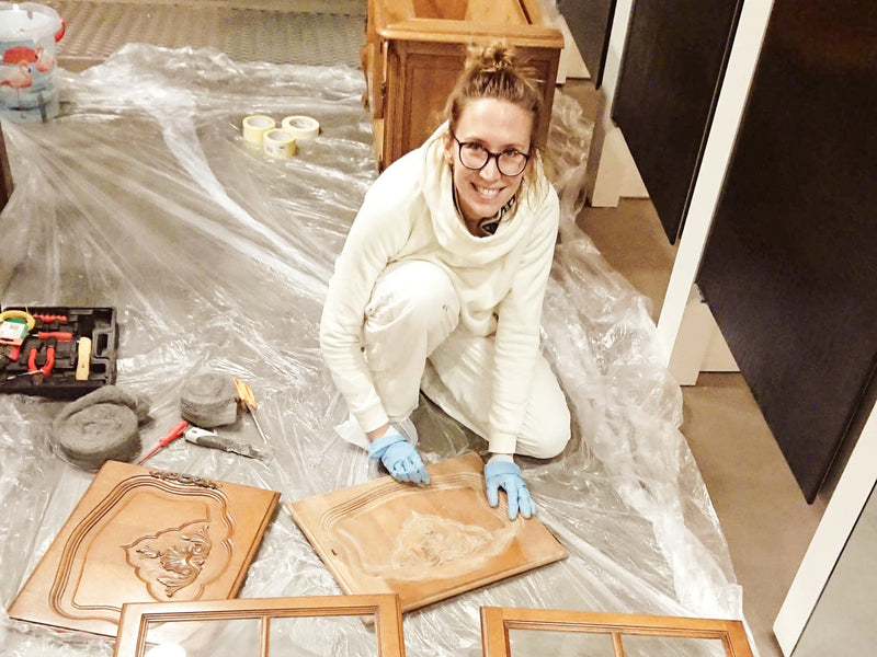Maja bei der Arbeit. Hier wird eine alte Vitrine geschliffen und für neue Farbe vorbereitet