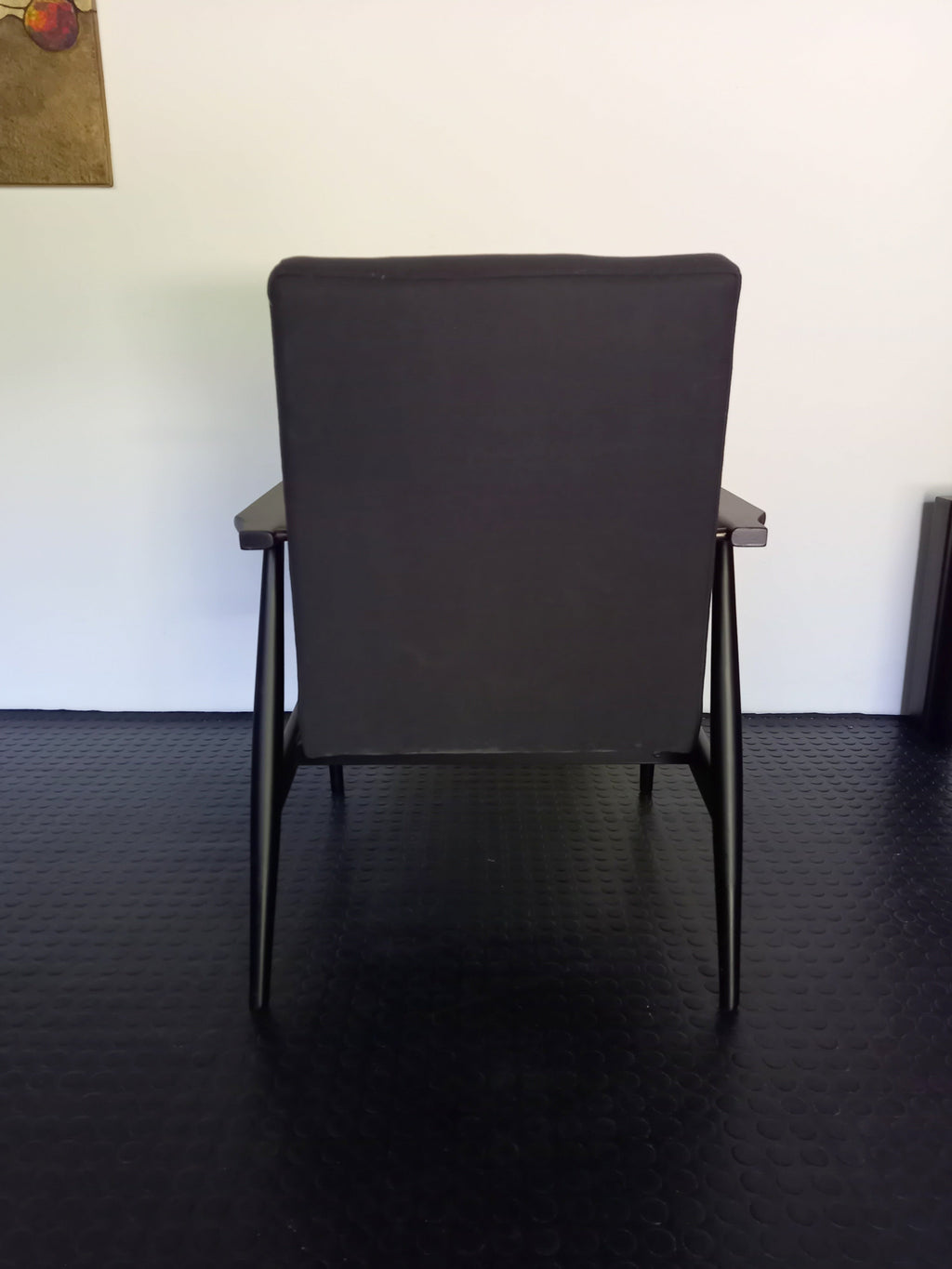 Polnischer 60er Jahre Sessel, neu gepolstert, schwarzes Holzgestell matt, schwarze Rückenlehne mit einem Katzenmuster, Sitz mit einem schwarz-weiß gefleckten Muster, Rückenlehne von hinten