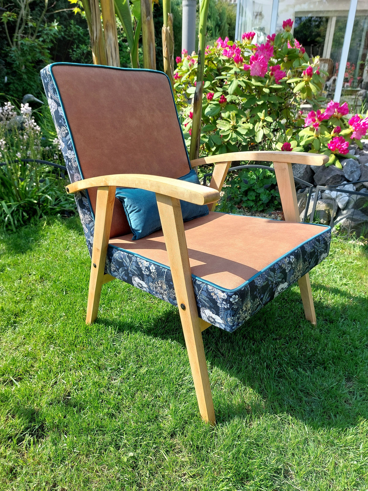 60er Jahre Sessel, komplett renoviert, neu gepolstert, Sitz und Rückenlehne cognac Kunstleder, Seiten und hinterer Teil der Rückenlehne Veloursstoff mit Pflanzenmuster, türkises Keder, Seitenansicht, türkises Kissen auf dem Sitz