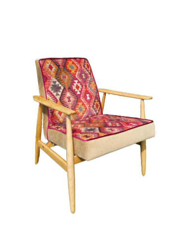 Vintage Sessel neu gepolstert im Boho-Stil, warme Farbtönte, helles Holzgestell, seitliche Ansicht ohne Hintergrund