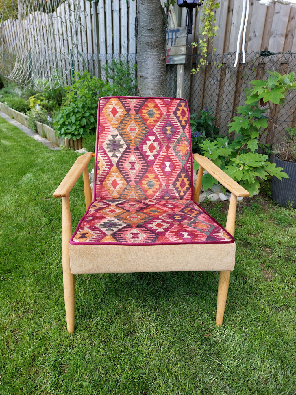 Vintage Sessel neu gepolstert im Boho-Stil, warme Farbtönte, helles Holzgestell, Frontalansicht