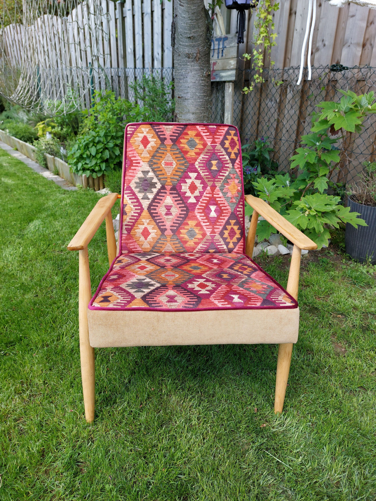 Vintage Sessel neu gepolstert im Boho-Stil, warme Farbtönte, helles Holzgestell, Frontalansicht