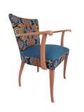 Vintagestuhl mit Armlehnen, Sitz blau gepolstert, Orient-Muster blau-orange, helloranges Holzgestell, Seitenansicht rechts Front ohne Hintergrund