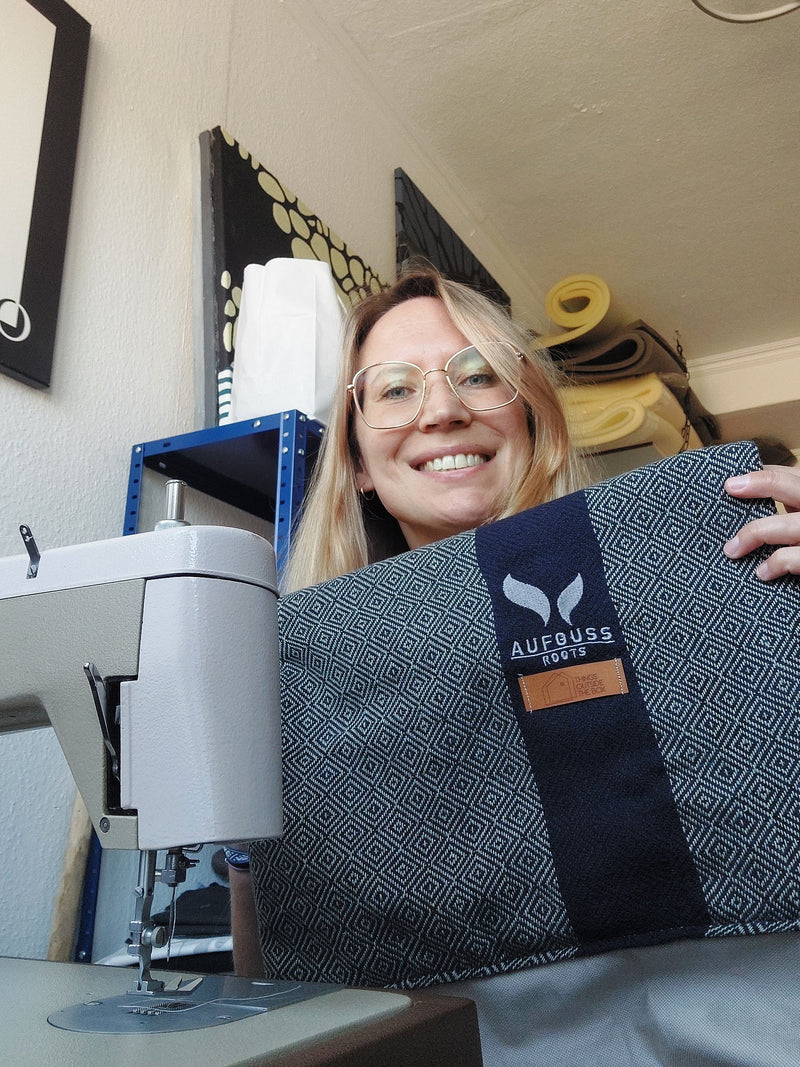 Maja mit einem frisch genähten Rucksack der aus einem beschädigtem Aufguss Roots Peshtemal entstanden ist. B Ware wird zu 100% verwendet