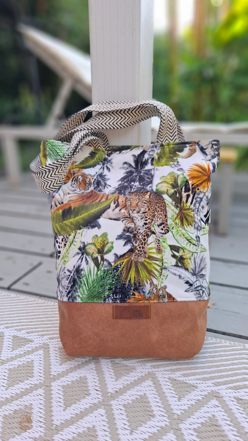 Handgefertigter Shopper mit tropischem Tiger-Leoparden-Print auf weißem Stoff und Camel-KunstWildleder-Boden – Henkel mit Zickzack-Muster, Things Outside The Box Label, Frontalansicht