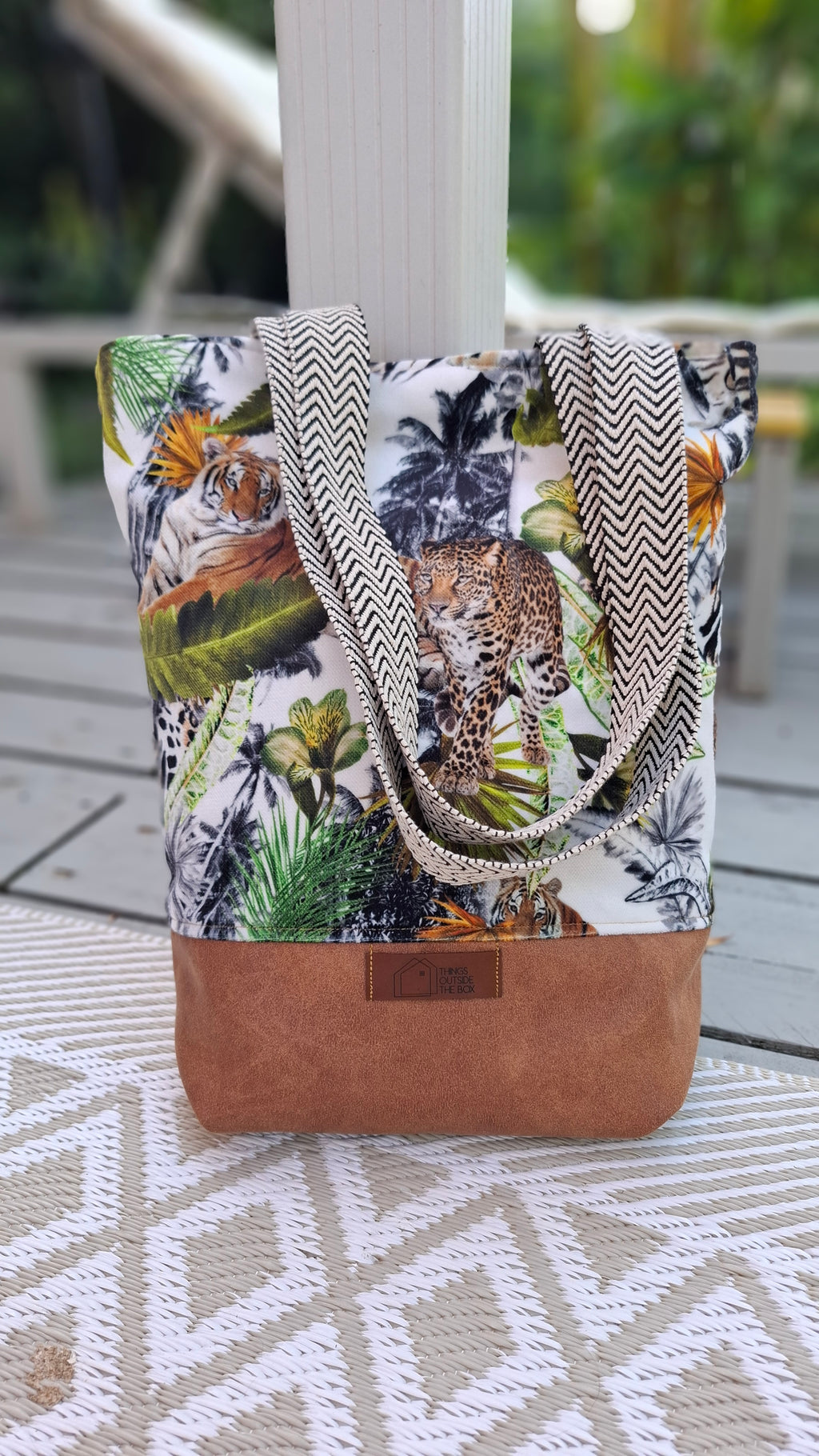Handgefertigter Shopper mit tropischem Tiger-Leoparden-Print auf weißem Stoff und Camel-KunstWildleder-Boden – Henkel mit Zickzack-Muster, Things Outside The Box Label, Frontalansicht 