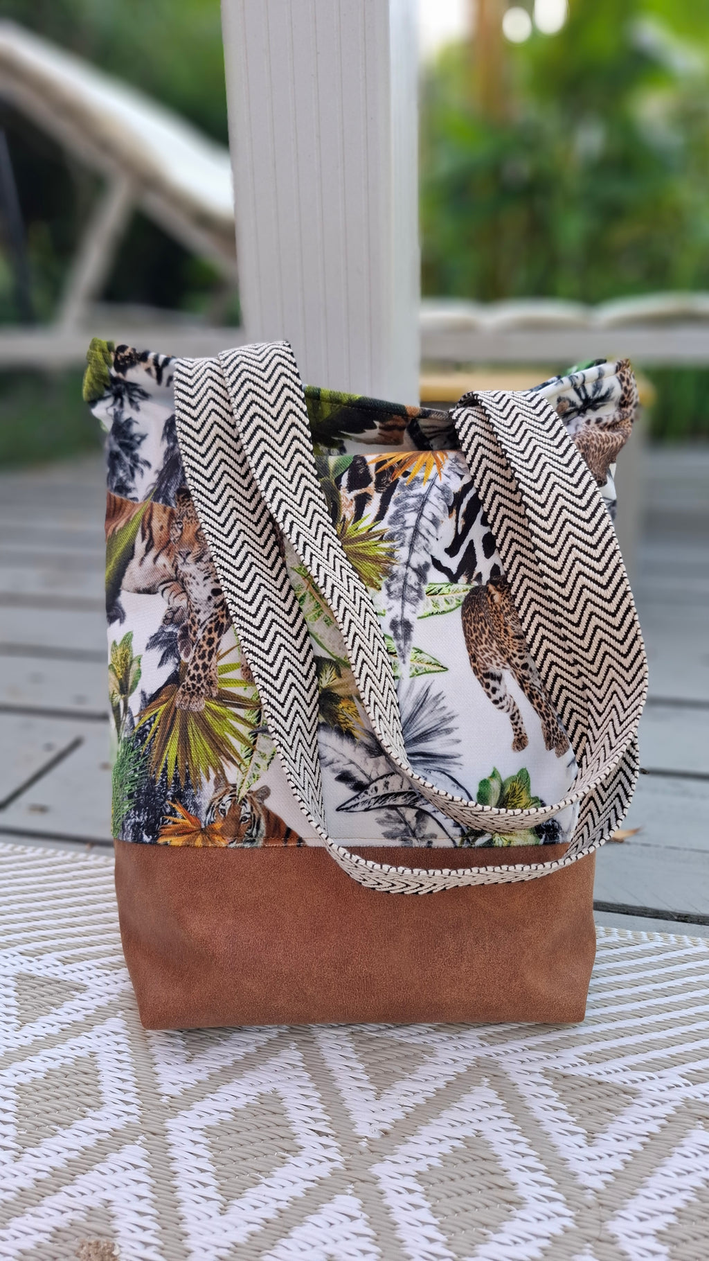Handgefertigter Shopper mit tropischem Tiger-Leoparden-Print auf weißem Stoff und Camel-KunstWildleder-Boden – Henkel mit Zickzack-Muster, Things Outside The Box Label, Ansicht von hinten