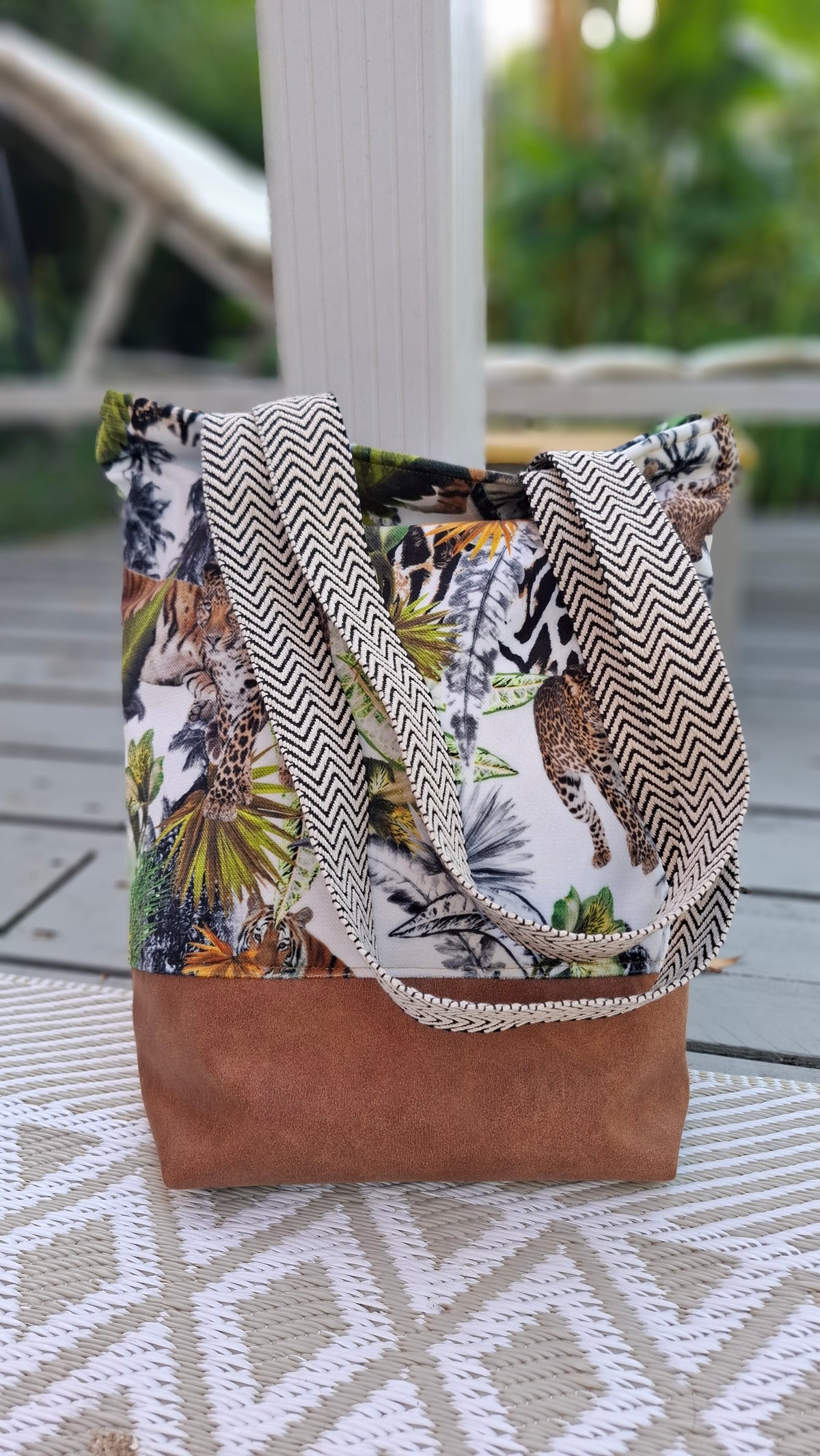 Handgefertigter Shopper mit tropischem Tiger-Leoparden-Print auf weißem Stoff und Camel-KunstWildleder-Boden – Henkel mit Zickzack-Muster, Things Outside The Box Label, Ansicht von hinten