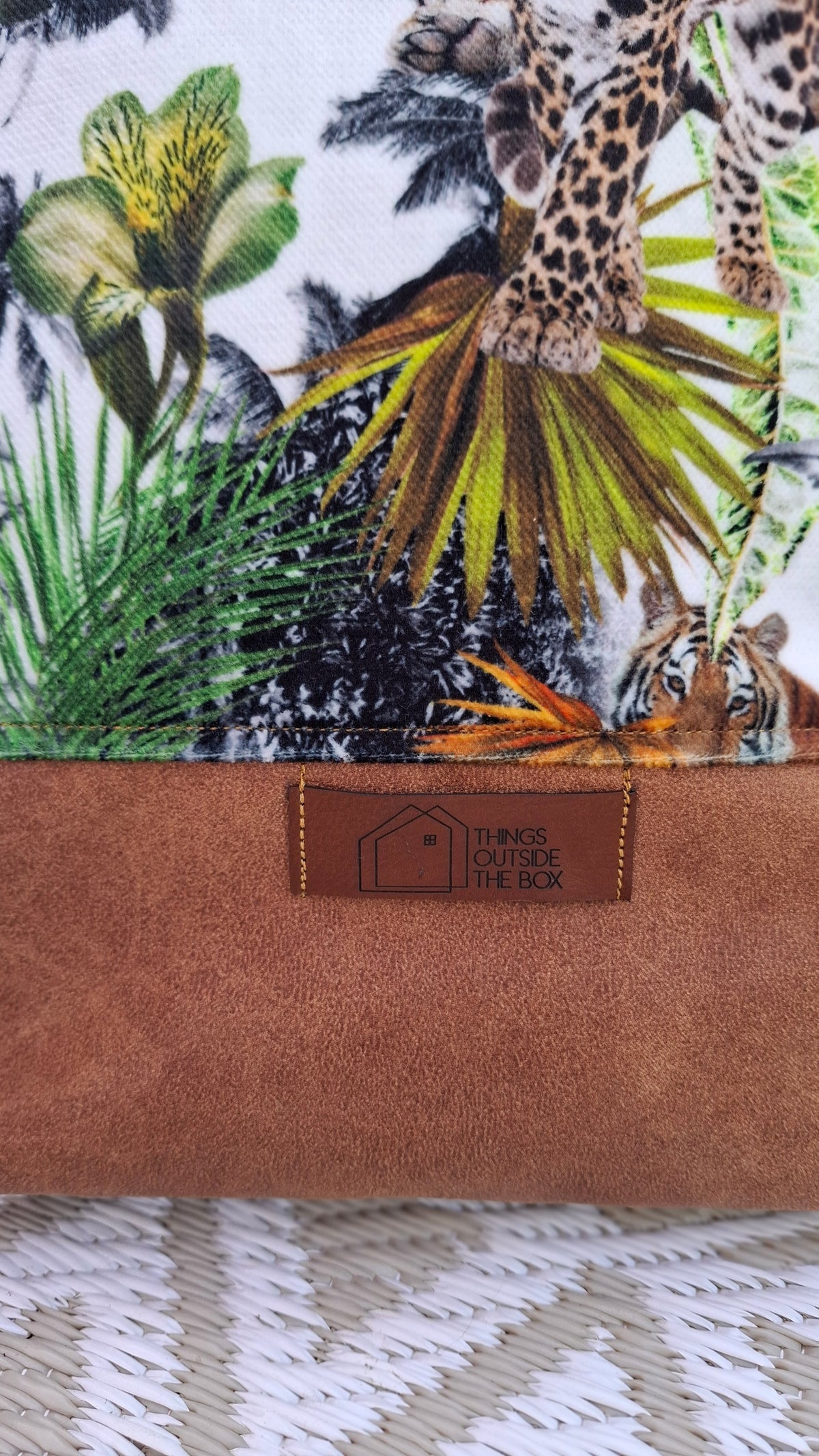 Handgefertigter Shopper mit tropischem Tiger-Leoparden-Print auf weißem Stoff und Camel-KunstWildleder-Boden – Henkel mit Zickzack-Muster, Things Outside The Box Label, Detailansicht Logo