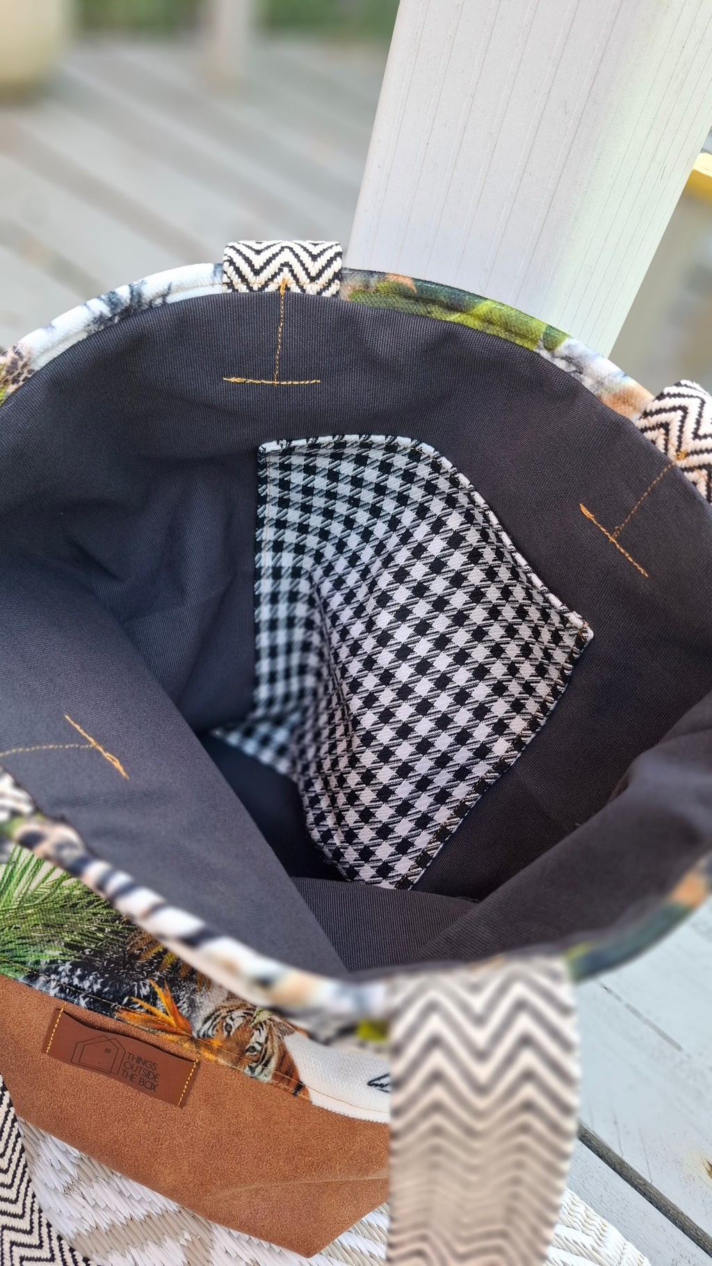 Handgefertigter Shopper mit tropischem Tiger-Leoparden-Print auf weißem Stoff und Camel-KunstWildleder-Boden, Innenansicht, schwarz-weiß karierte Innentasche, schwarze Fütterung