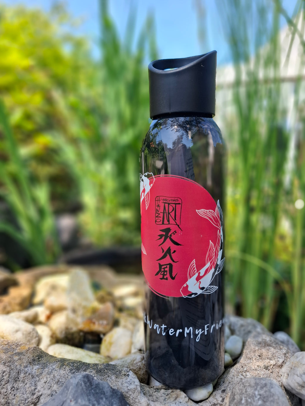 Trinkflasche aus schwarzem transparentem Kunststoff mit einem schwarzen Deckel und großem Hanzo Aufguss Art Logo darauf mit dem Hashtag drinkwatermyfriend, Vorderansicht rechts