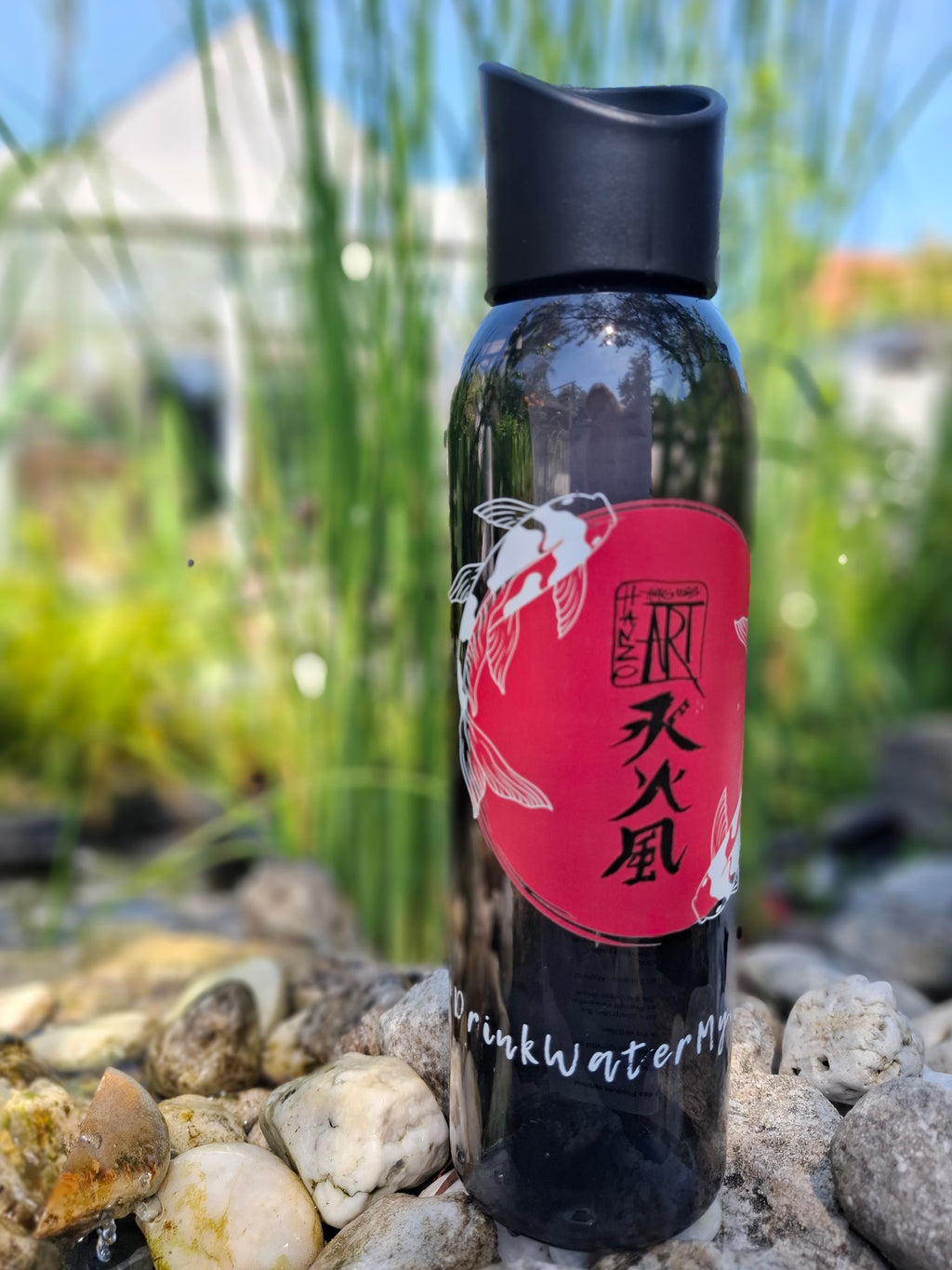 Trinkflasche aus schwarzem transparentem Kunststoff mit einem schwarzen Deckel und großem Hanzo Aufguss Art Logo darauf mit dem Hashtag drinkwatermyfriend, Vorderansicht links