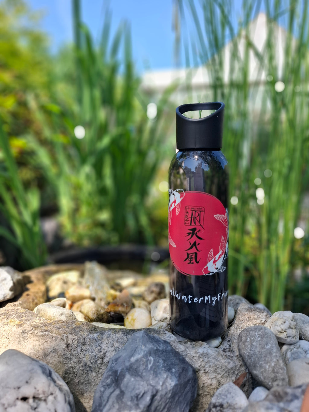 Trinkflasche aus schwarzem transparentem Kunststoff mit einem schwarzen Deckel und großem Hanzo Aufguss Art Logo darauf mit dem Hashtag drinkwatermyfriend, Vorderansicht