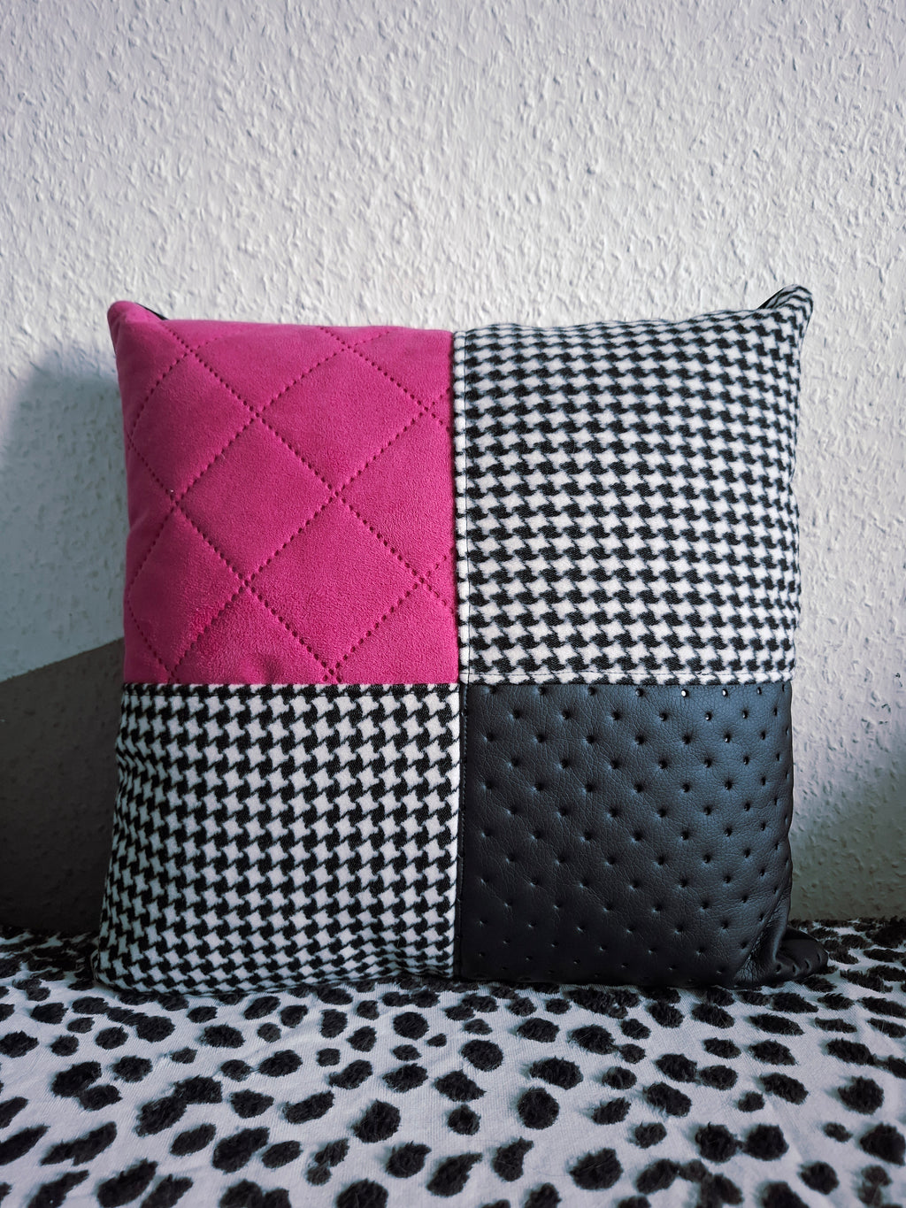 Einzelnes Patchwork-Dekokissen Kissen 2 – Nahaufnahme mit Magenta-Wildleder, Hahnentritt-Muster und perforiertem schwarzem Kunstleder