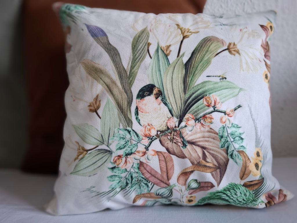 quadratisches Dekokissen mit einem Vogelmuster, Veloursstoff