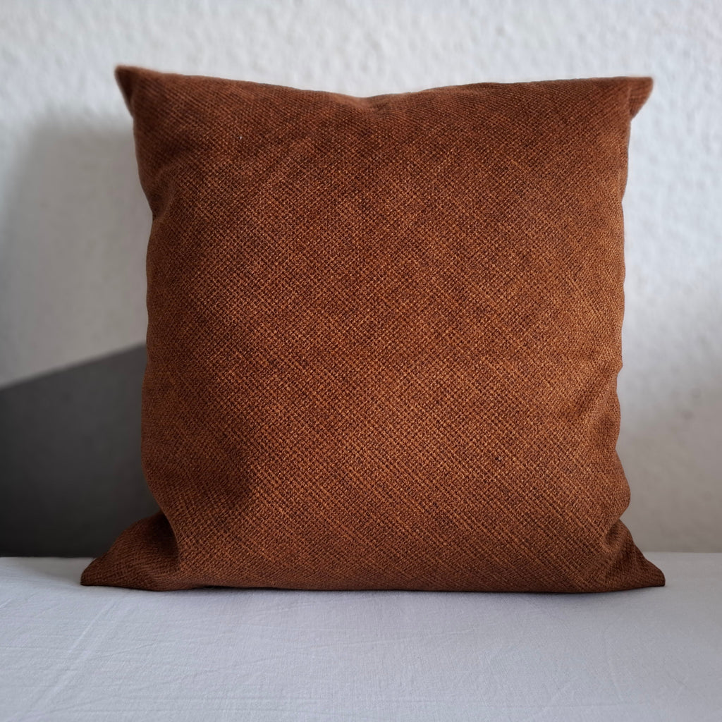Dekokissen aus braunem Möbelstoff, Ansicht von hinten