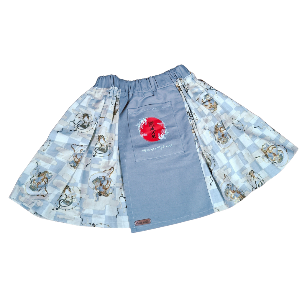 Hanzo Aufguss Art Kilt für Saunameister, japanisches Raijin&Fujin Muster beige-grau, vorne ein hellgrauer Streifen mit einer kleinen Tasche drauf, auf der Tasche das Hanzo Logo, unten ein kleines Logoetikett von Tiröwiki, Vorderansicht Gesamtansicht ohne Hintergrund