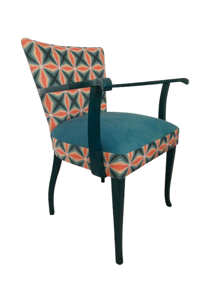 Bunter Vintagestuhl mit Armlehnen, Sitz blau gepolstert, Retro-Muster blau orange, dunkelblaues Holzgestell, Seitenansicht rechts Front ohne Hintergrund