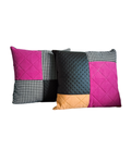 Zwei Patchwork-Dekokissen mit Magenta-Wildleder, Gelbem Wildleder, Hahnentritt-Muster und perforiertem schwarzem Kunstleder, weißer Hintergrund