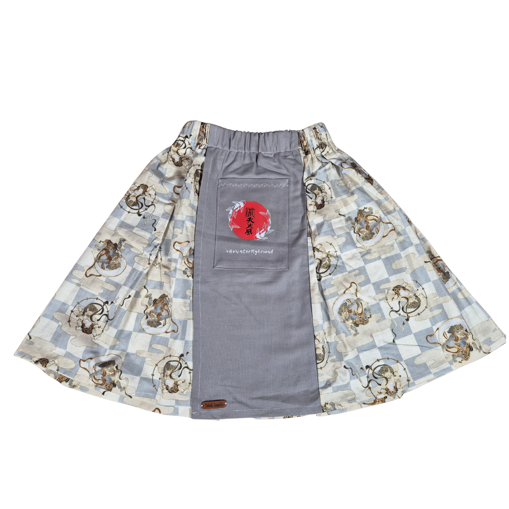 Hanzo Aufguss Art Kilt für Saunameister, japanisches Raijin&Fujin Muster beige-grau, vorne ein hellgrauer Streifen mit einer kleinen Tasche drauf, auf der Tasche das Hanzo Logo, unten ein kleines Logoetikett von Tiröwiki, Vorderansicht Gesamtansicht ohne Hintergrund