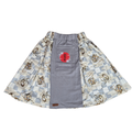 Hanzo Aufguss Art Kilt für Saunameister, japanisches Raijin&Fujin Muster beige-grau, vorne ein hellgrauer Streifen mit einer kleinen Tasche drauf, auf der Tasche das Hanzo Logo, unten ein kleines Logoetikett von Tiröwiki, Vorderansicht Gesamtansicht ohne Hintergrund