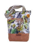 Handgefertigter Shopper mit tropischem Tiger-Leoparden-Print auf weißem Stoff und Camel-KunstWildleder-Boden – Henkel mit Zickzack-Muster, Things Outside The Box Label, Frontalansicht
