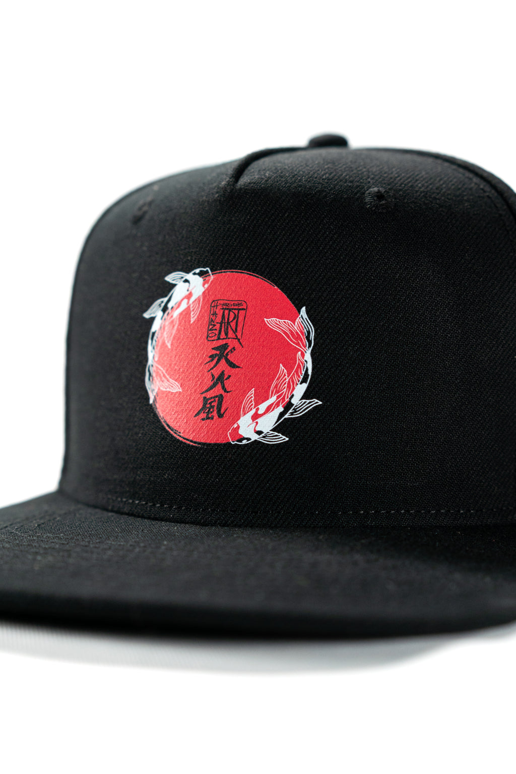 schwarzes Snapback Cap von Hanzo Aufguss Art, Detailansicht Hanzo Aufguss Art Logo mit zwei Kois und den drei Kanji