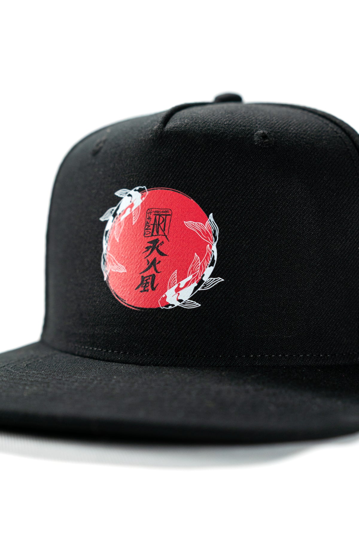 schwarzes Snapback Cap von Hanzo Aufguss Art, Detailansicht Hanzo Aufguss Art Logo mit zwei Kois und den drei Kanji