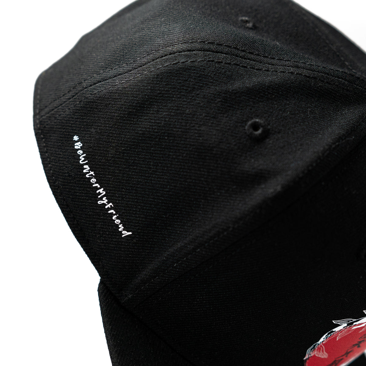 schwarzes Snapback Cap von Hanzo Aufguss Art, Detailansicht Schriftzug bewatermyfriend