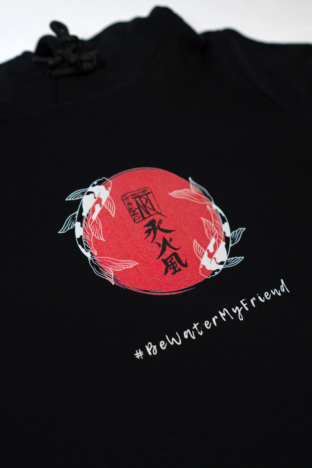 Schwarzes Hanzo Aufguss Art Hoodie mit Kängurutasche und einzigartigem Logo im japanischen Stil, Detailansicht Logo