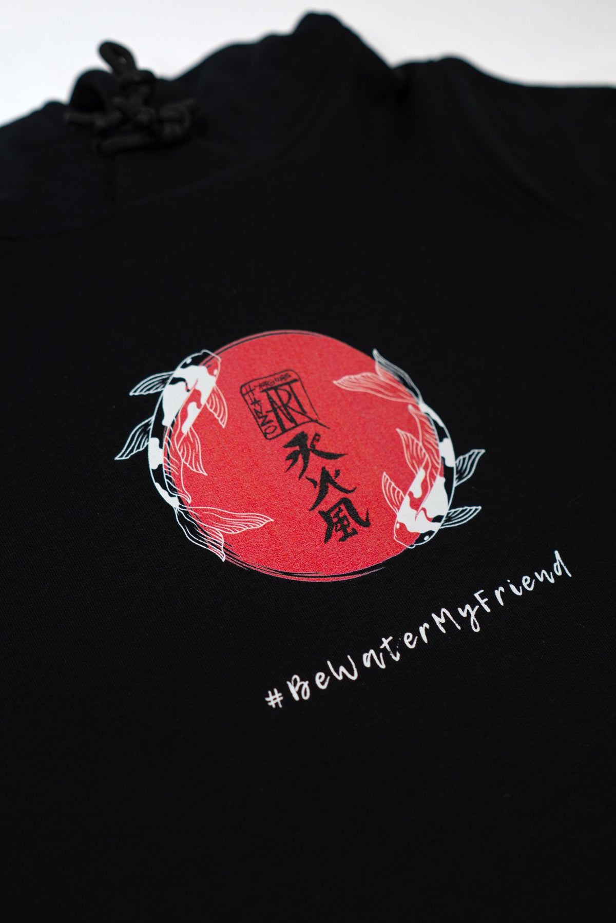 Schwarzes Hanzo Aufguss Art Hoodie mit Kängurutasche und einzigartigem Logo im japanischen Stil, Detailansicht Logo