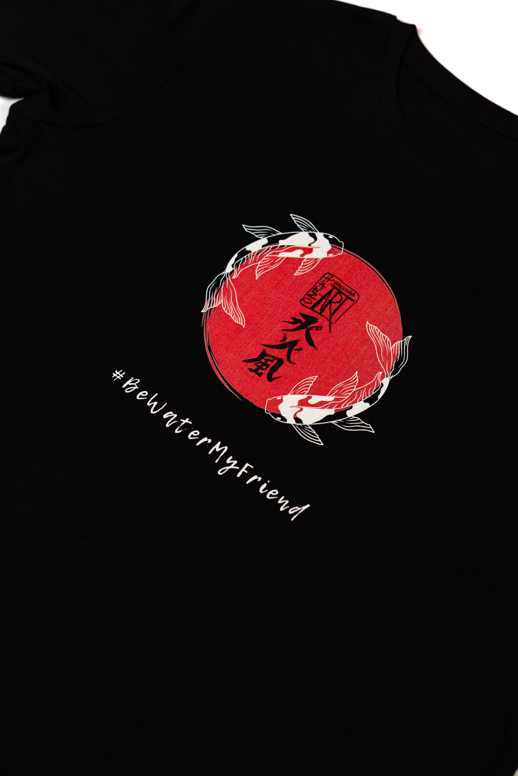 Hanzo Aufguss Art T-Shirt in schwarz mit dem einzigartigen Logo im japanischen Design und dem Shcriftzug #bewatermyfriend, Detailansicht 1