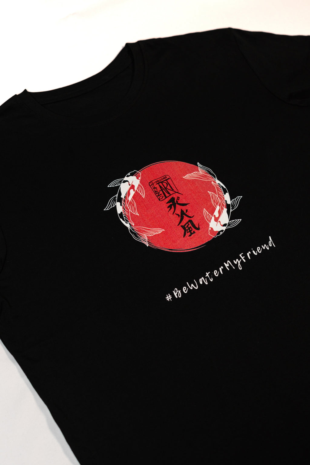 Hanzo Aufguss Art T-Shirt in schwarz mit dem einzigartigen Logo im japanischen Design und dem Shcriftzug #bewatermyfriend, Detailansicht 2