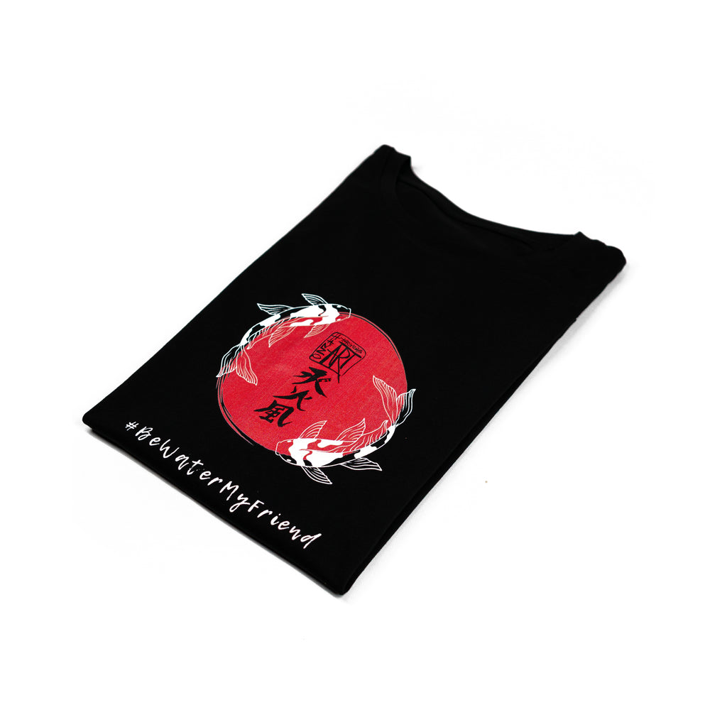 Hanzo Aufguss Art T-Shirt in schwarz mit dem einzigartigen Logo im japanischen Design und dem Shcriftzug #bewatermyfriend, Detailansicht zusammengefaltetes TShirt