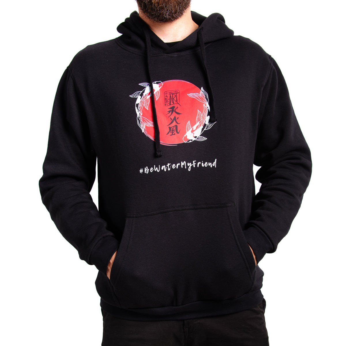 Schwarzes Hanzo Aufguss Art Hoodie mit Kängurutasche und einzigartigem Logo im japanischen Stil, Vorderansicht auf Model