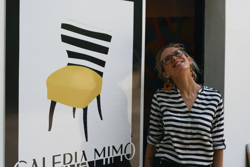 Glückliche Maja bei der Eröffnung ihres ersten Ladens Galeria Mimo