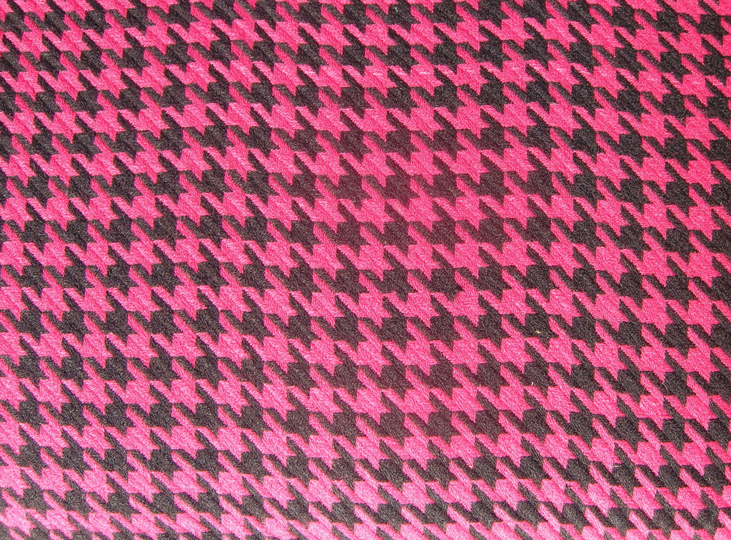 Nahaufnahme des pink-schwarzen Hahnentritt-Stoffbezugs am 366-Sessel