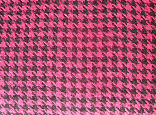Nahaufnahme des pink-schwarzen Hahnentritt-Stoffbezugs am 366-Sessel