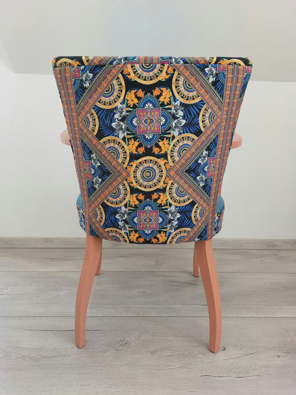 Vintagestuhl mit Armlehnen, Sitz blau gepolstert, Orient-Muster blau-orange, helloranges Holzgestell, RÜCKENLEHNE HINTEN