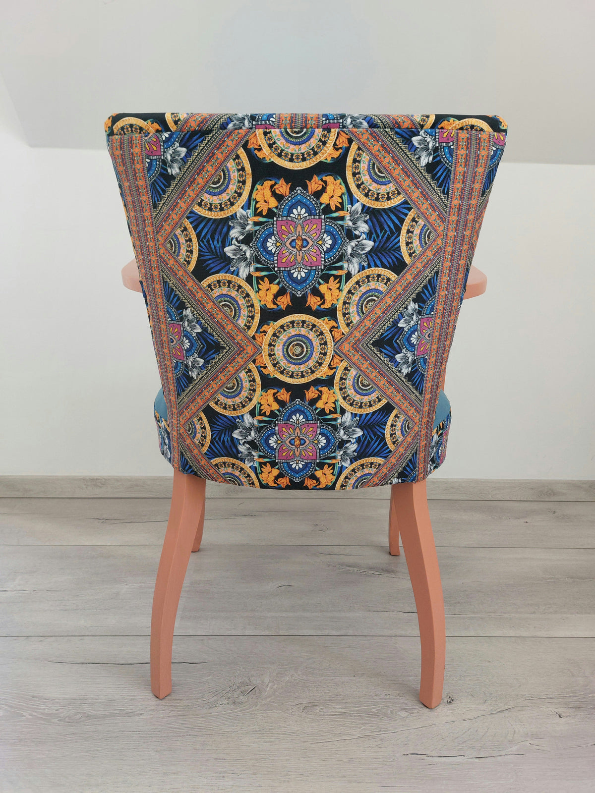 Vintagestuhl mit Armlehnen, Sitz blau gepolstert, Orient-Muster blau-orange, helloranges Holzgestell, RÜCKENLEHNE HINTEN