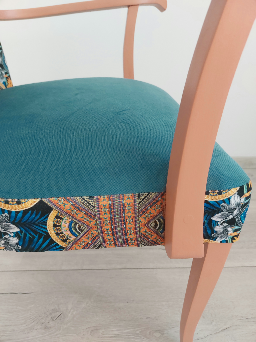 Vintagestuhl mit Armlehnen, Sitz blau gepolstert, Orient-Muster blau-orange, helloranges Holzgestell, Detailansicht