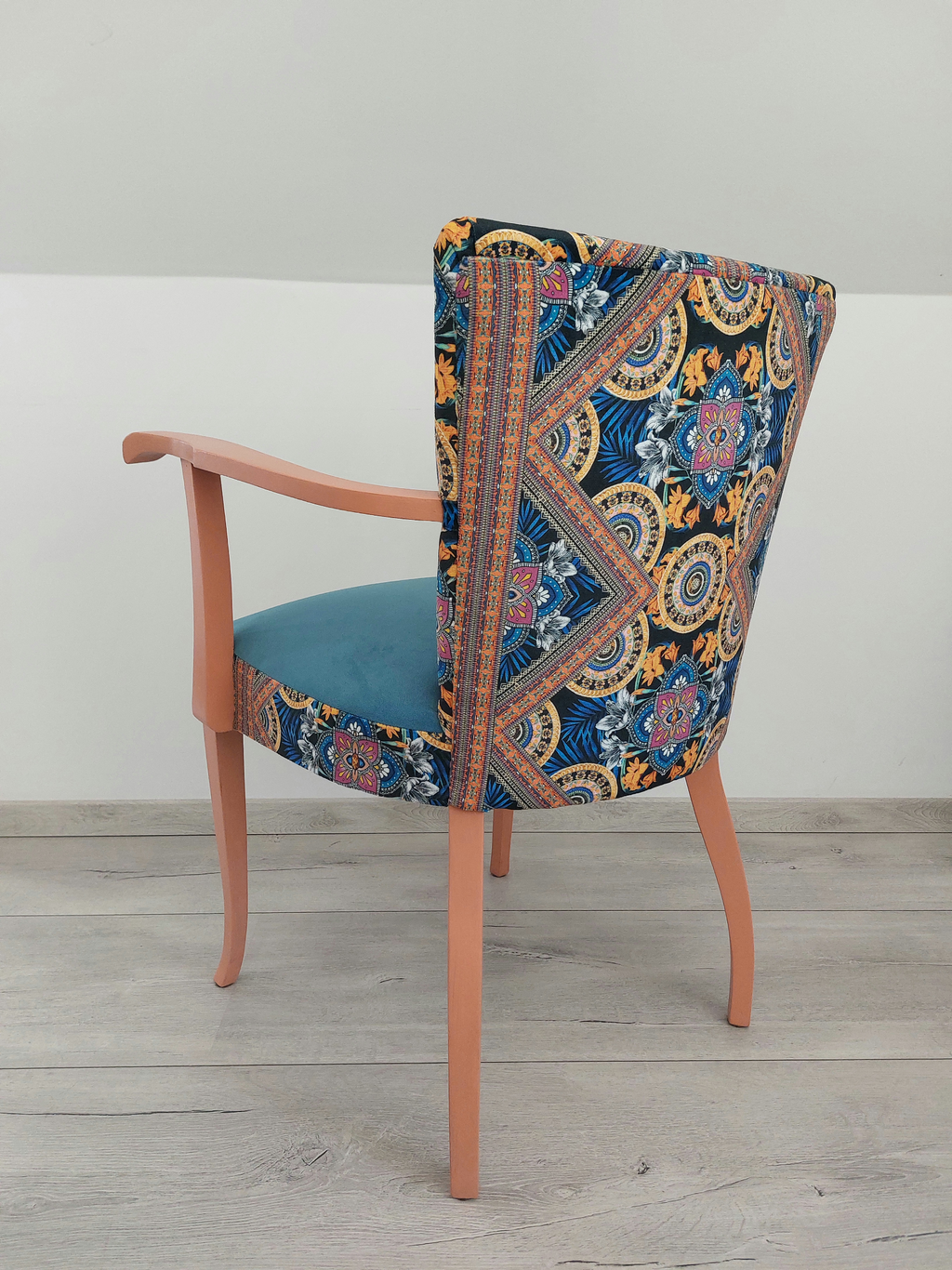 Vintagestuhl mit Armlehnen, Sitz blau gepolstert, Orient-Muster blau-orange, helloranges Holzgestell, HINTERE Seitenansicht