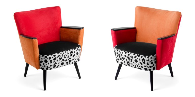 2 renovierte Sessel aus den 50er Jahren, rot-orange-schwarz gepolstert mit schwarzen Beinen und schwarzen Armlehnen, Dalmatinermuster