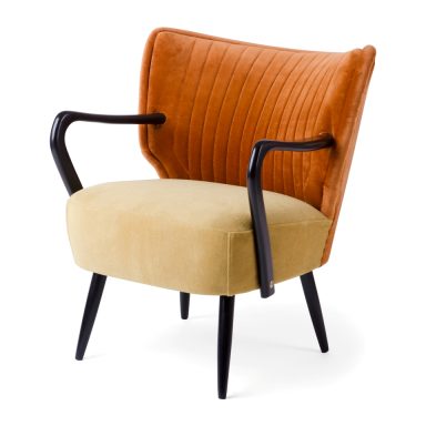 Ein renovierter Sessel aus den 60er Jahren, gelb-orange mit schwarzen Beinen und schwarzen Armlehnen